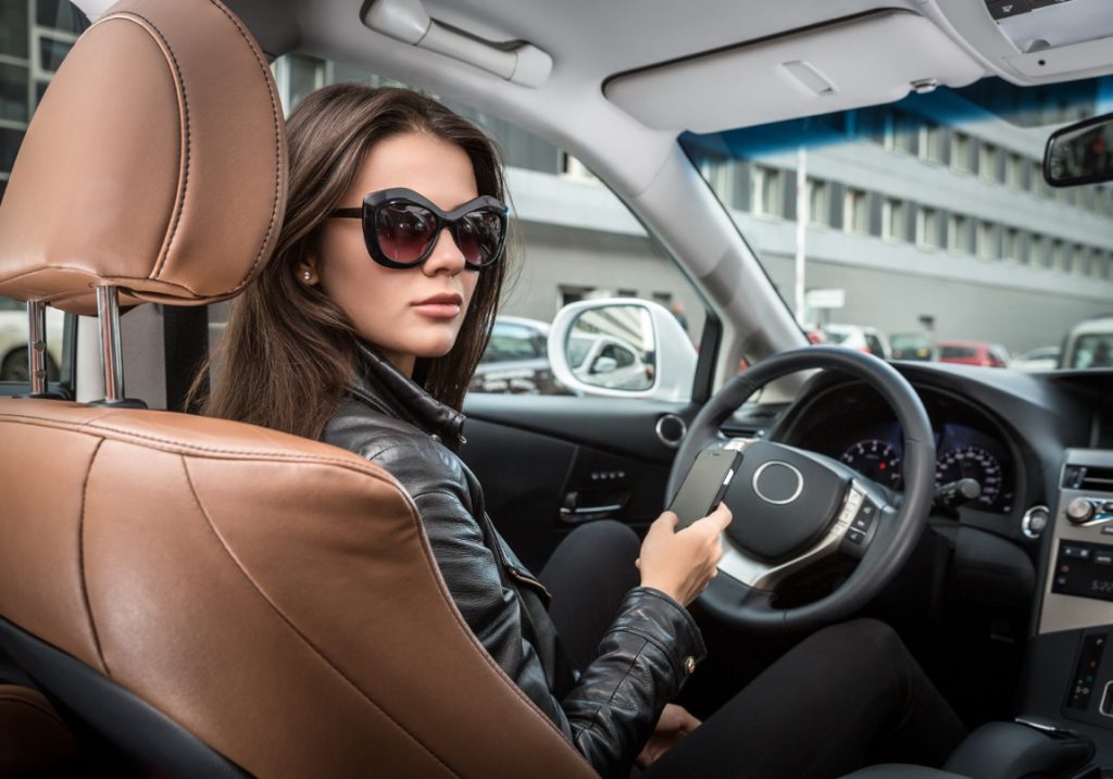 Wyświetlacz Head-Up Display (HUD) pozwala odczytywać najważniejsze informacje, takie jak prędkość czy wskazówki nawigacji, bezpośrednio na przedniej szybie lub specjalnym przezroczystym panelu